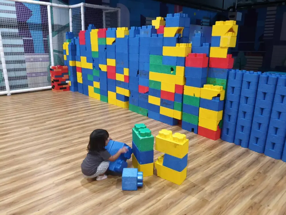 大きなソフトブロックを積み上げて遊ぶ子供の様子