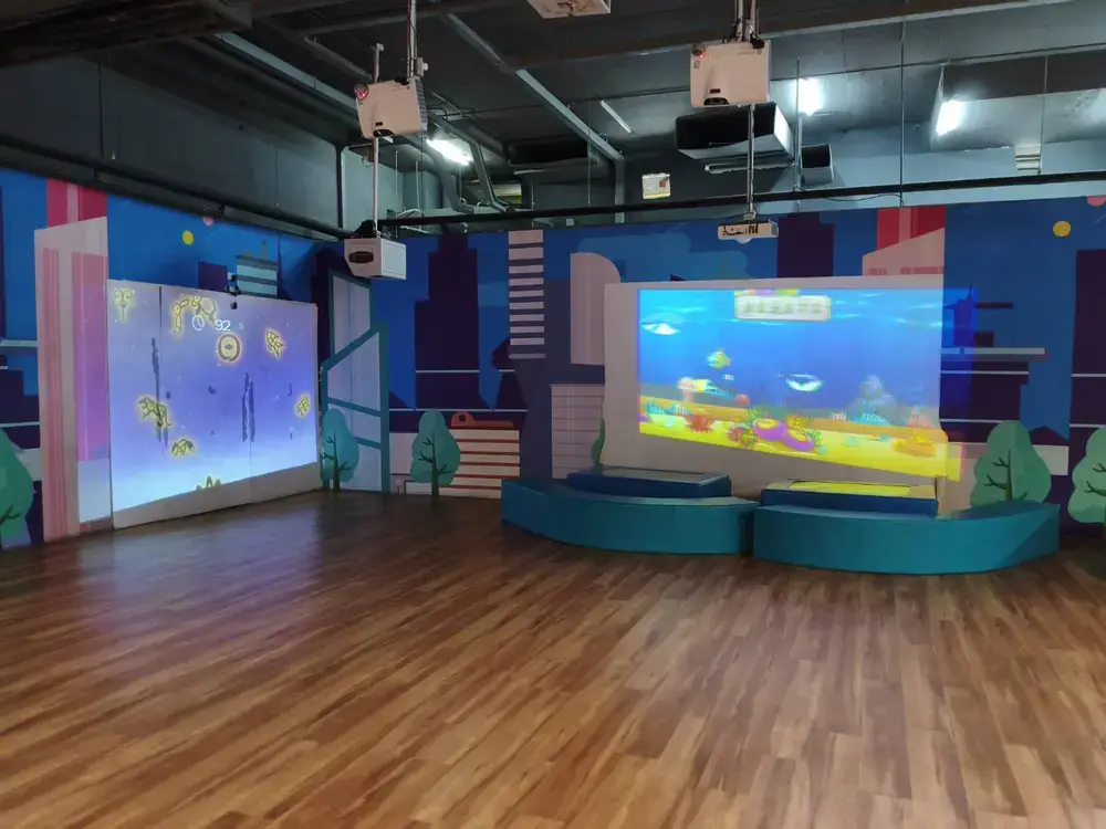 壁に投影された映像に触れて遊ぶデジタル体験型ゲームコーナー
