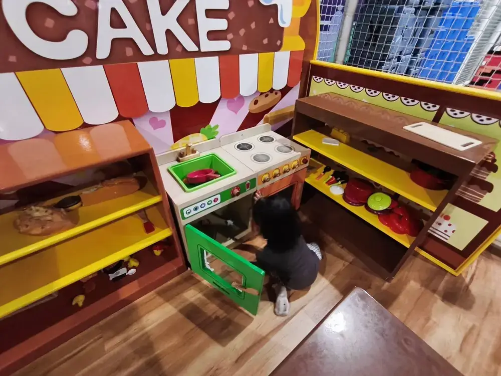 ケーキ屋さんやキッチンセットで遊んでいる子供