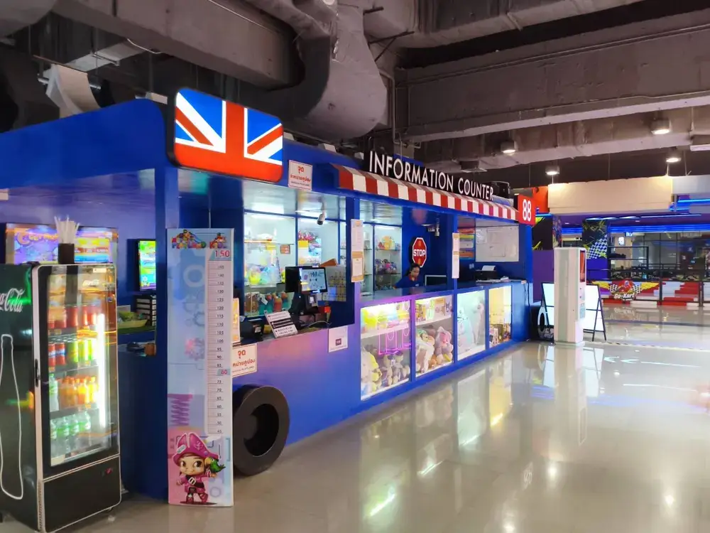 イギリス国旗の装飾があるインフォメーションカウンターと受付付近の様子