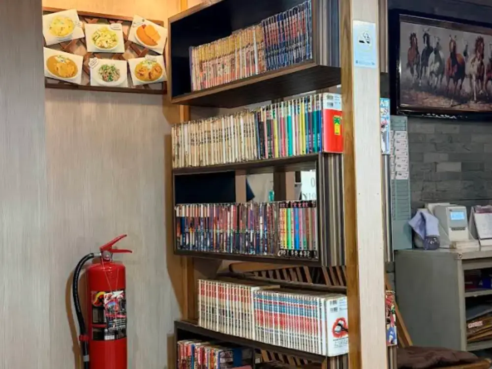 店内に置かれた漫画の棚