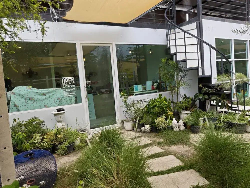庭園側から見たTurtle Rabbit Cafeの店舗外観