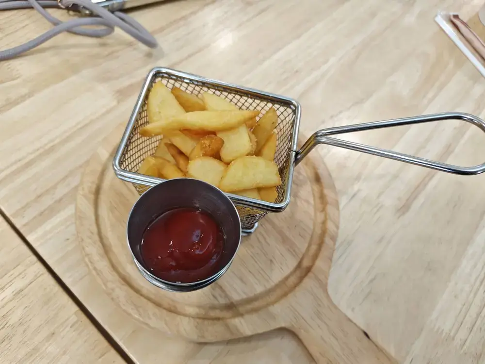 カフェメニューのフライドポテト（ミニバスケットとケチャップ添え）