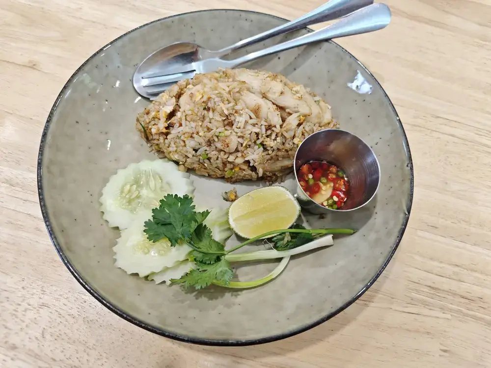 きゅうりとライムが添えられた特製チャーハン（フードメニュー）