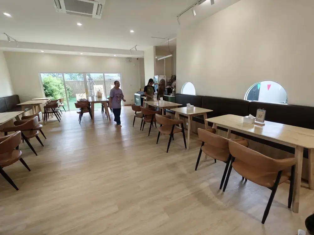 大人がゆったりとリラックスできるカフェスペースのテーブル席