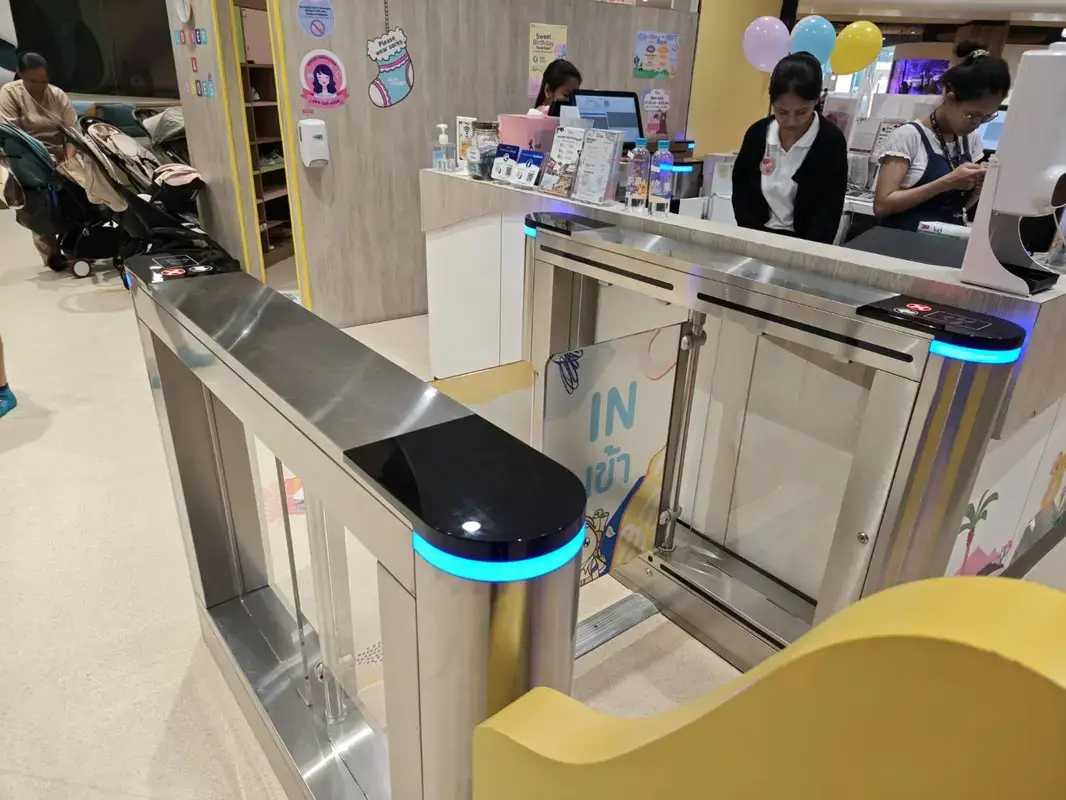 プレイモンドの入口