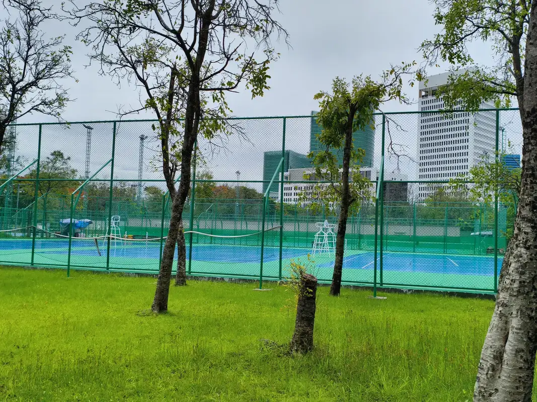 ワチラベンチャタート公園のテニスコート