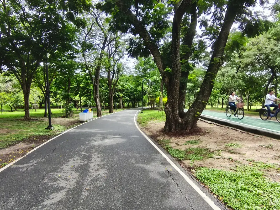 雨の日のワチラベンチャタート公園