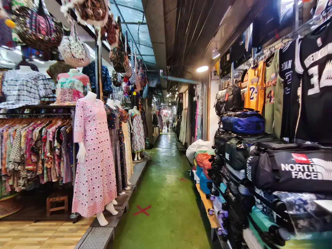 チャトチャック市場の雑貨や服