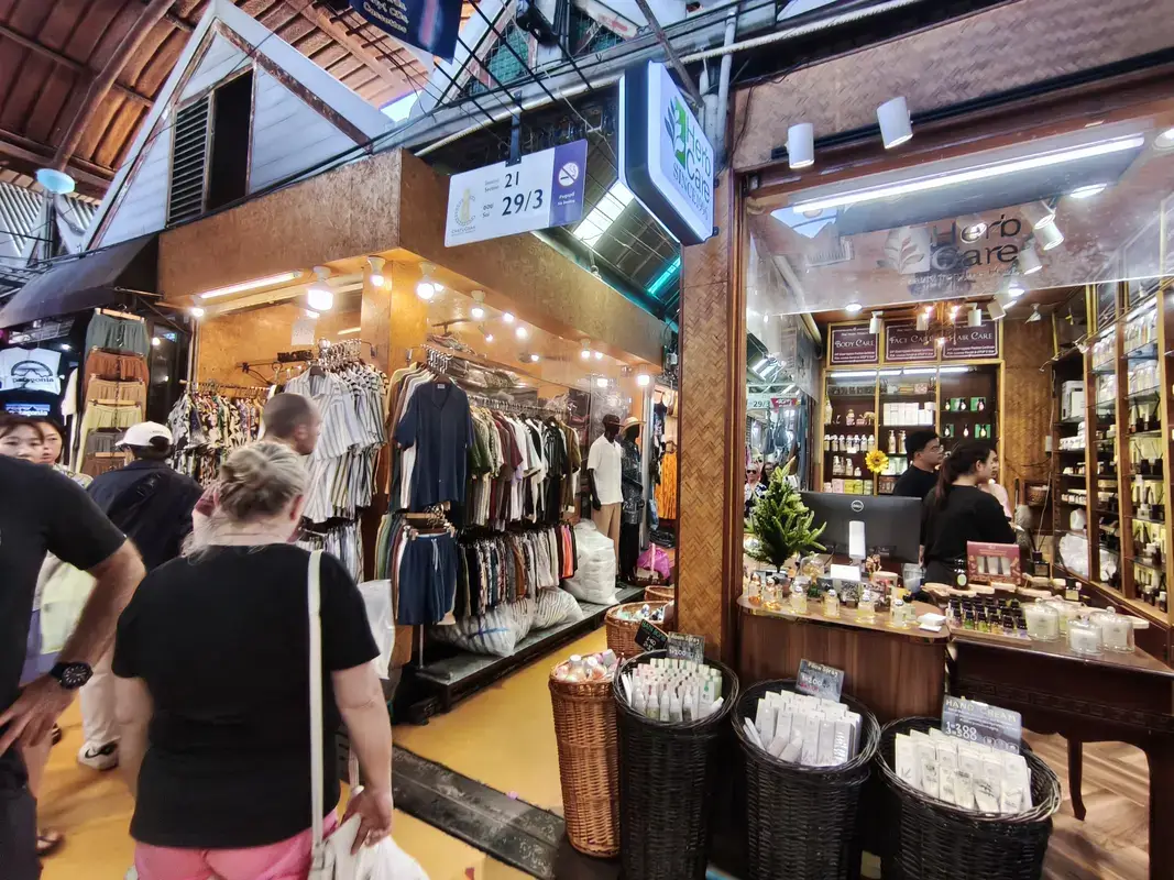 チャトチャック市場の服屋とアクセサリー店