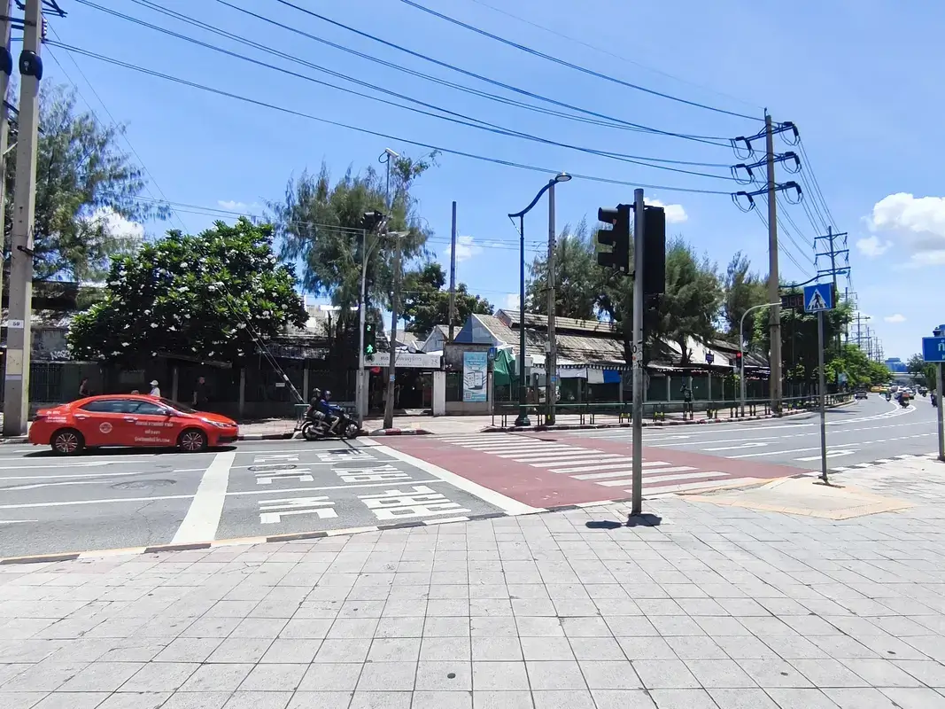 サパーンクワイ駅からチャトチャック市場までの歩道