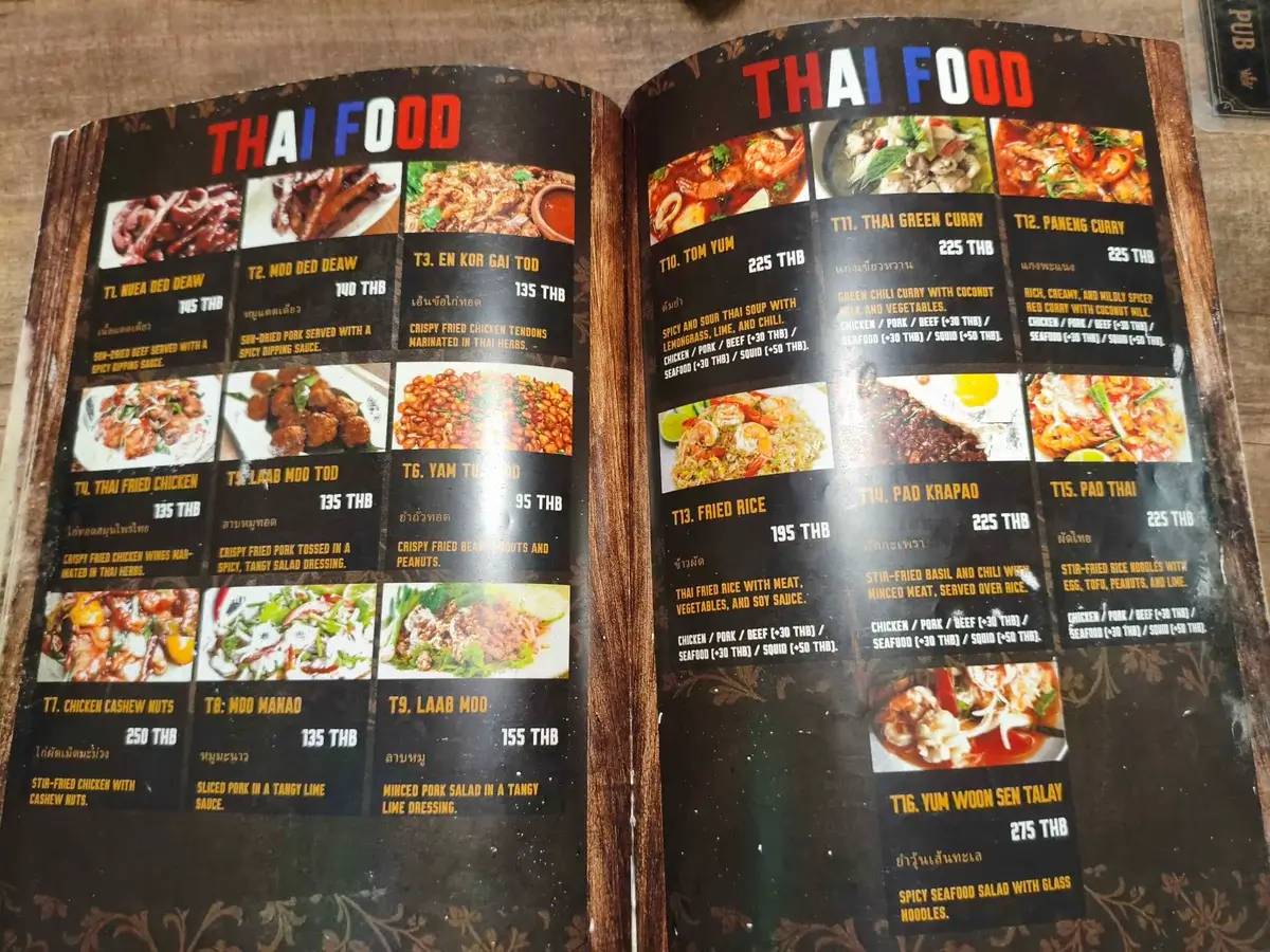 料理写真とTHB価格が並ぶタイ料理の見開きメニュー